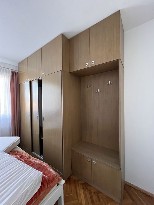 Dulap mare cu spațiu generos de depozitare – stare excelentă