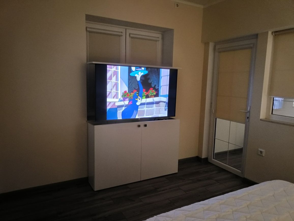 Închiriez apartament la curte