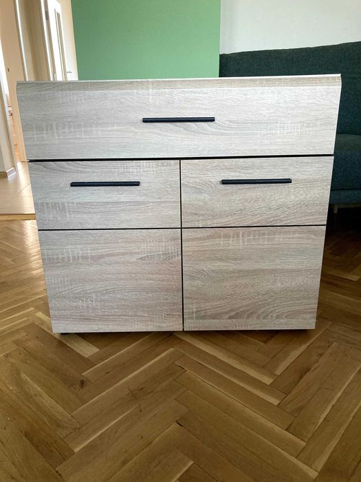 Два шкафа в отлично състояние – 80×75×35 см и 55×195×35 см