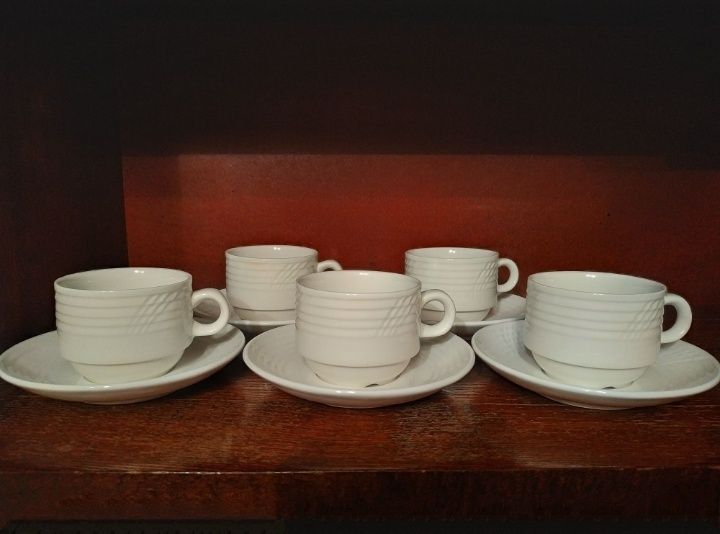 Чайные и кофейные чашки с блюдцами. См. все фото