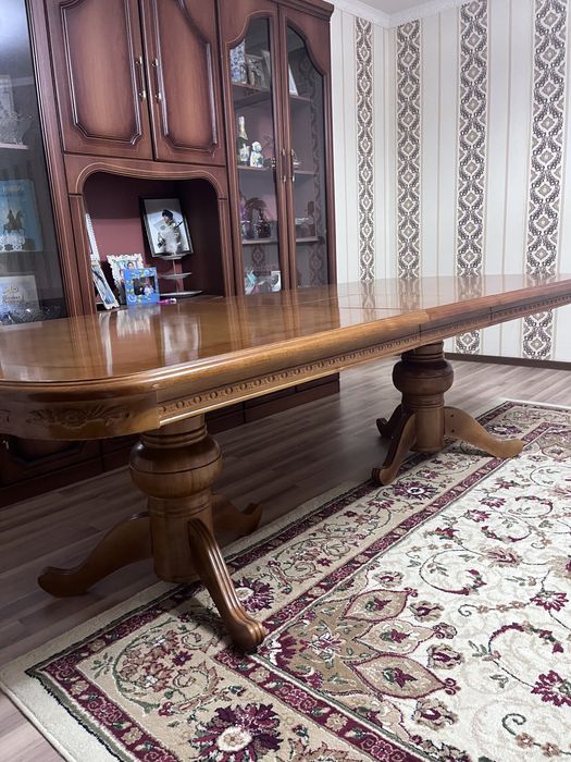 Стол лакированный