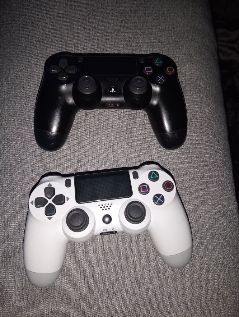 Vând PS4 cu 2 controller + jocuri și jocuri instalate