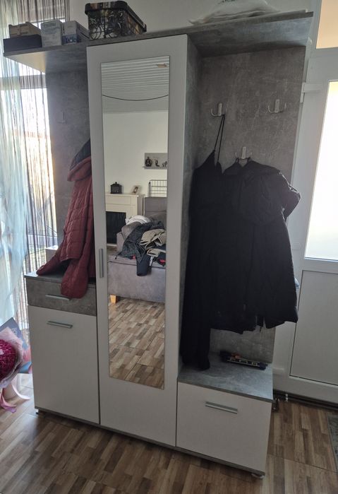 Cuier hol cu oglinda