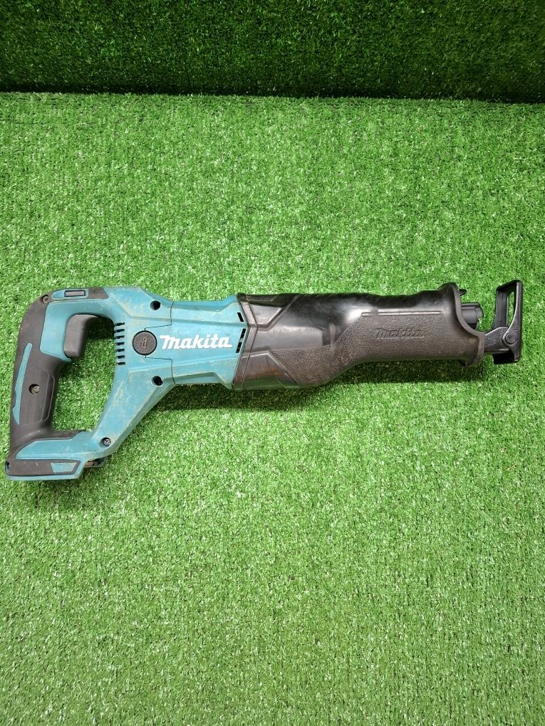 Саблен трион на Makita DJR186