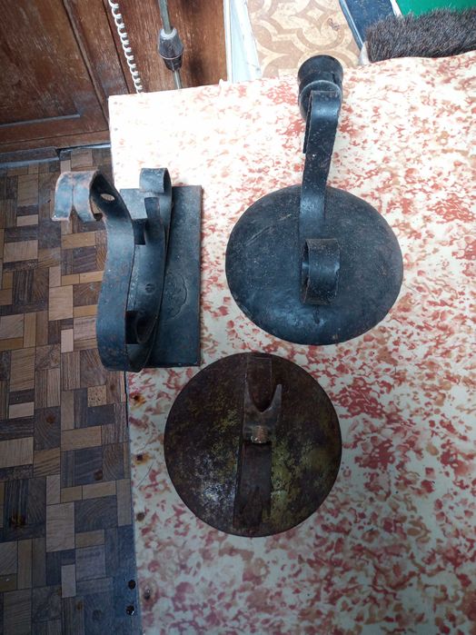 Декоративни метални стенни осветителни тела.