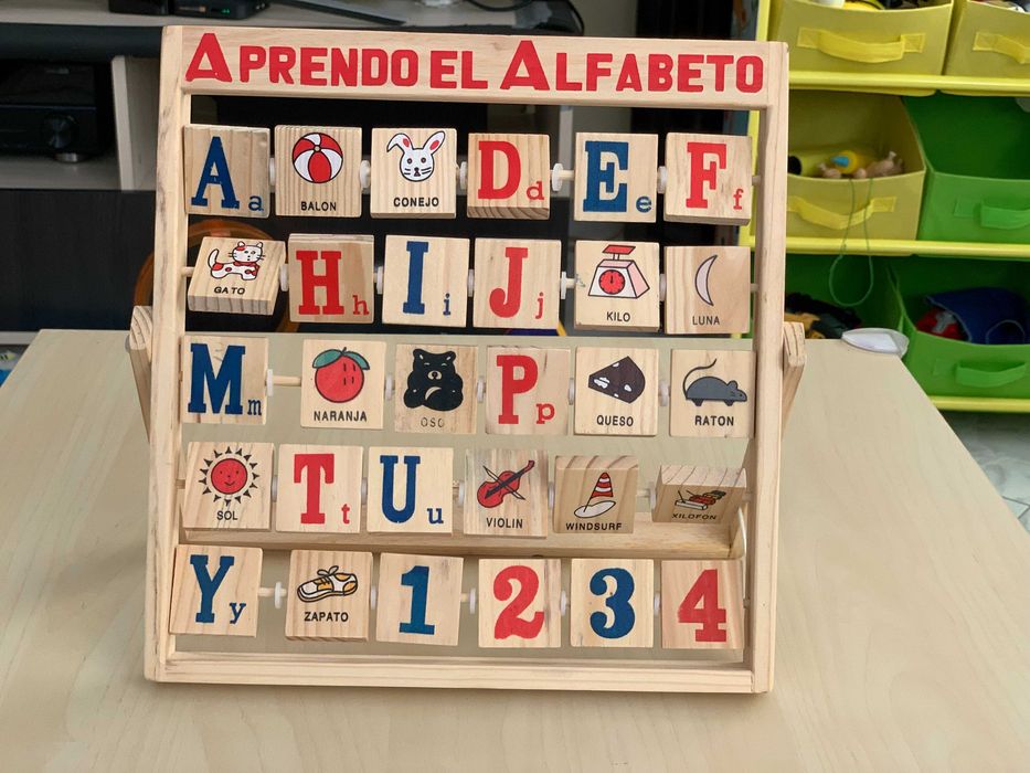 Дървена латинска азбука с картинки, на стойка