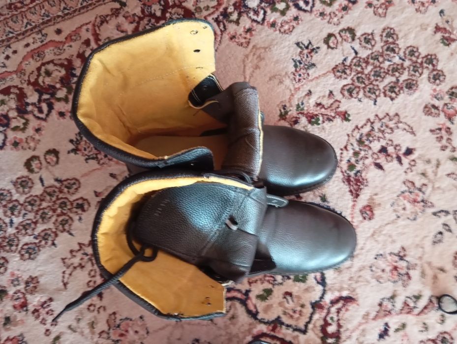 Shu oyoq kiyimlar sotiladi