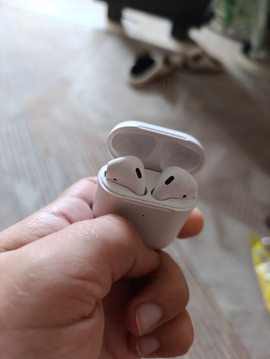 Air pods 2 оригинал  использовались пару месяцев в хорошем состоянии