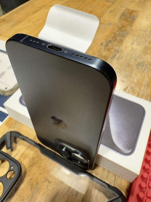 iPhone 15 Pro — Midnight