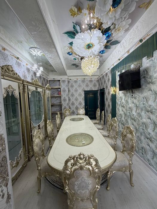 Chinor restorani tomonda uy sotiladi.