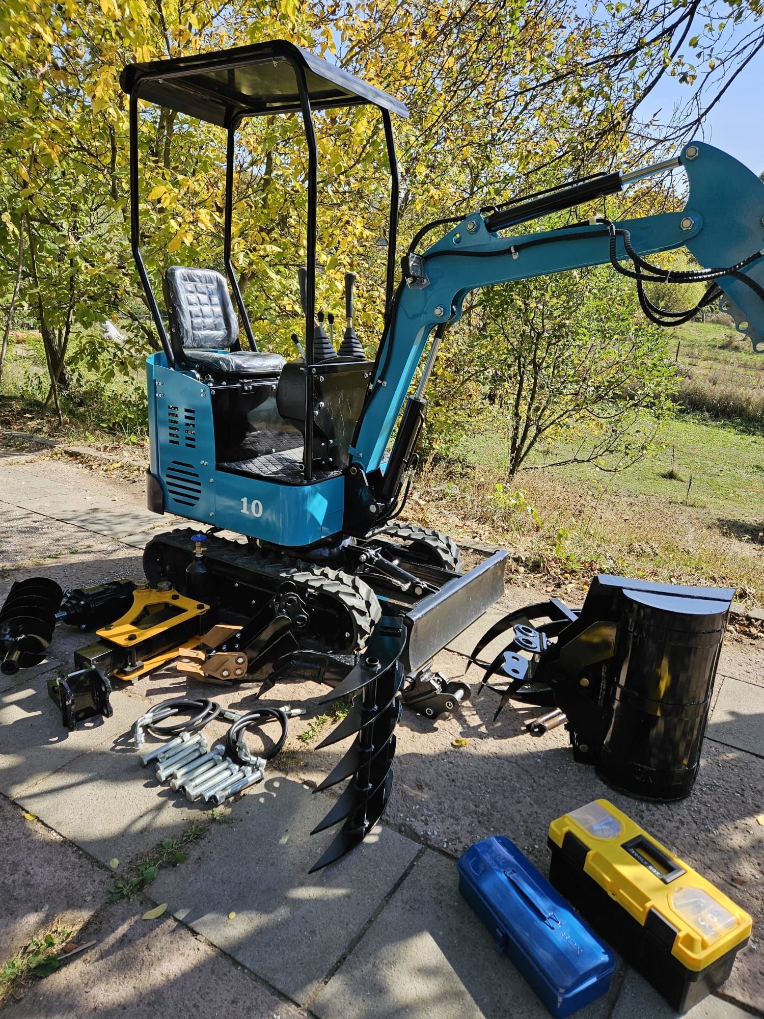 Mini excavator 1T cu 9 accesorii