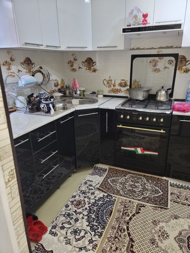 Продается квартира Юнусобод 19, дом 38, первый этаж, 2х комнатный.