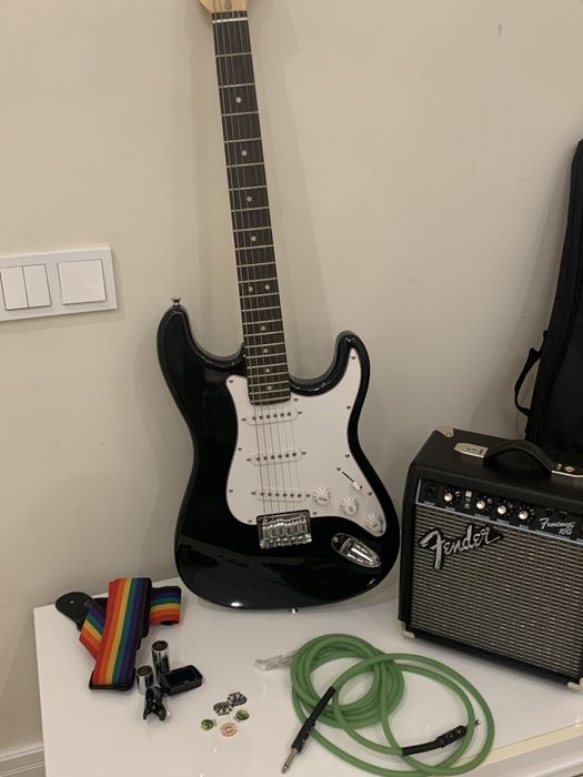 Электрогитара Squier Fender Strat + усилитель Fender