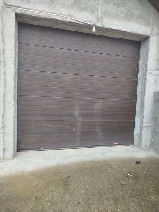 Usa garaj cu automatizare