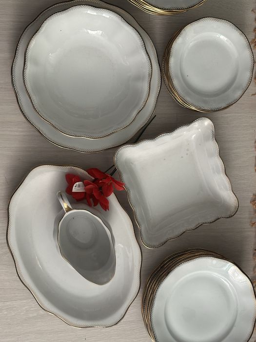 Set de masa pentru 6 persoane,  complet, portelan fin cu margine aurie