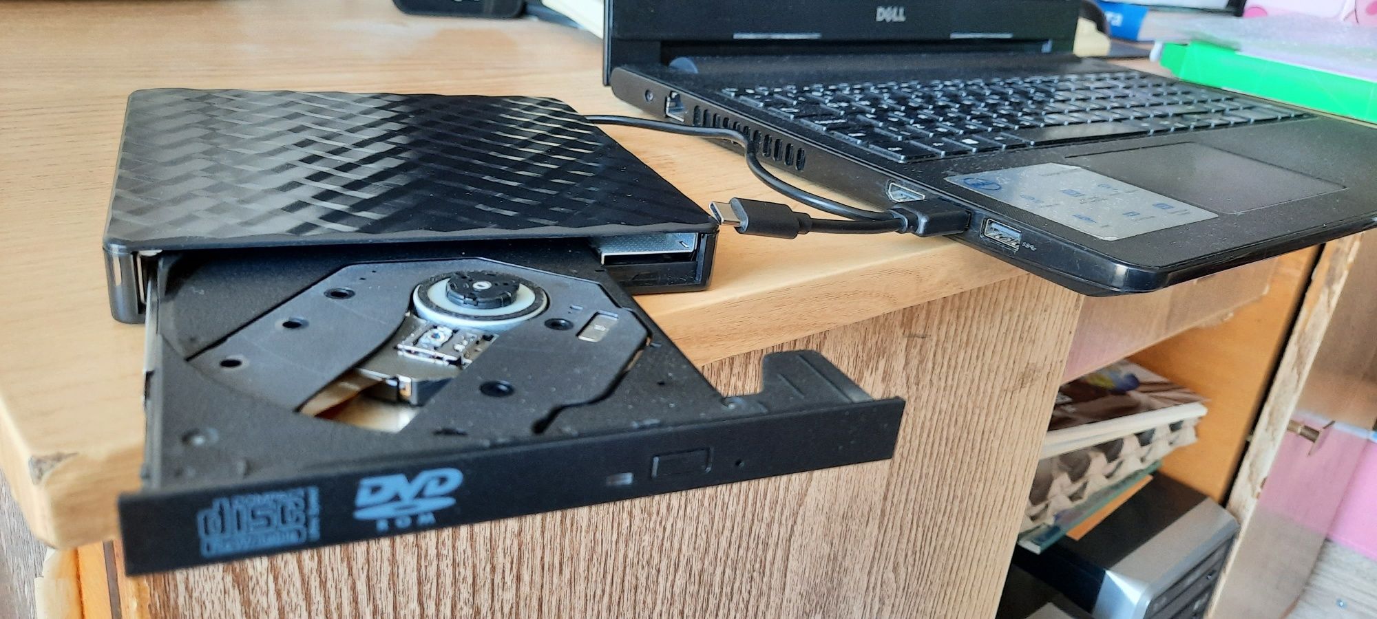 Външно оптично DVD-ROM/CD-RW устройство.