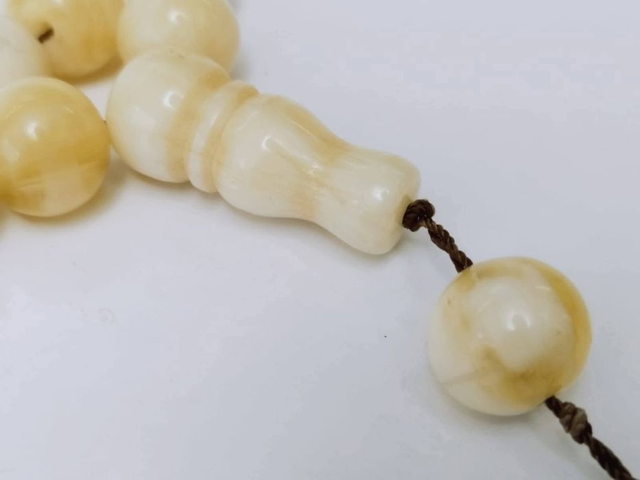 Vechi rozariu din chihlimbar baltic alb (butter amber) natural, rar
