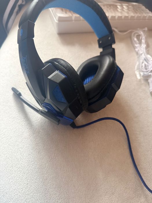 Геймърски слушалки и клавиятура