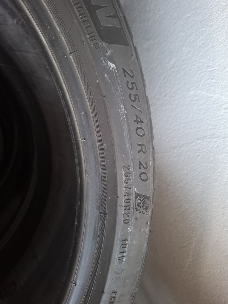 Гуми 255/40/20 Michelin 4 броя зимни дот 0719