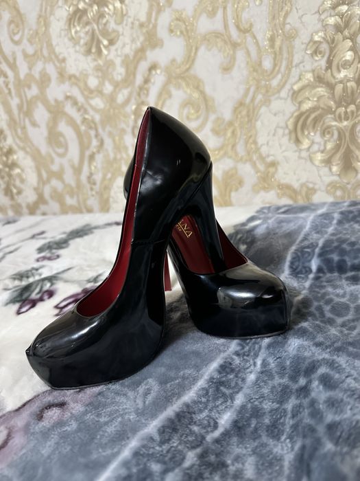 Женская обувь. Отдам бесплатно. Размер 36.