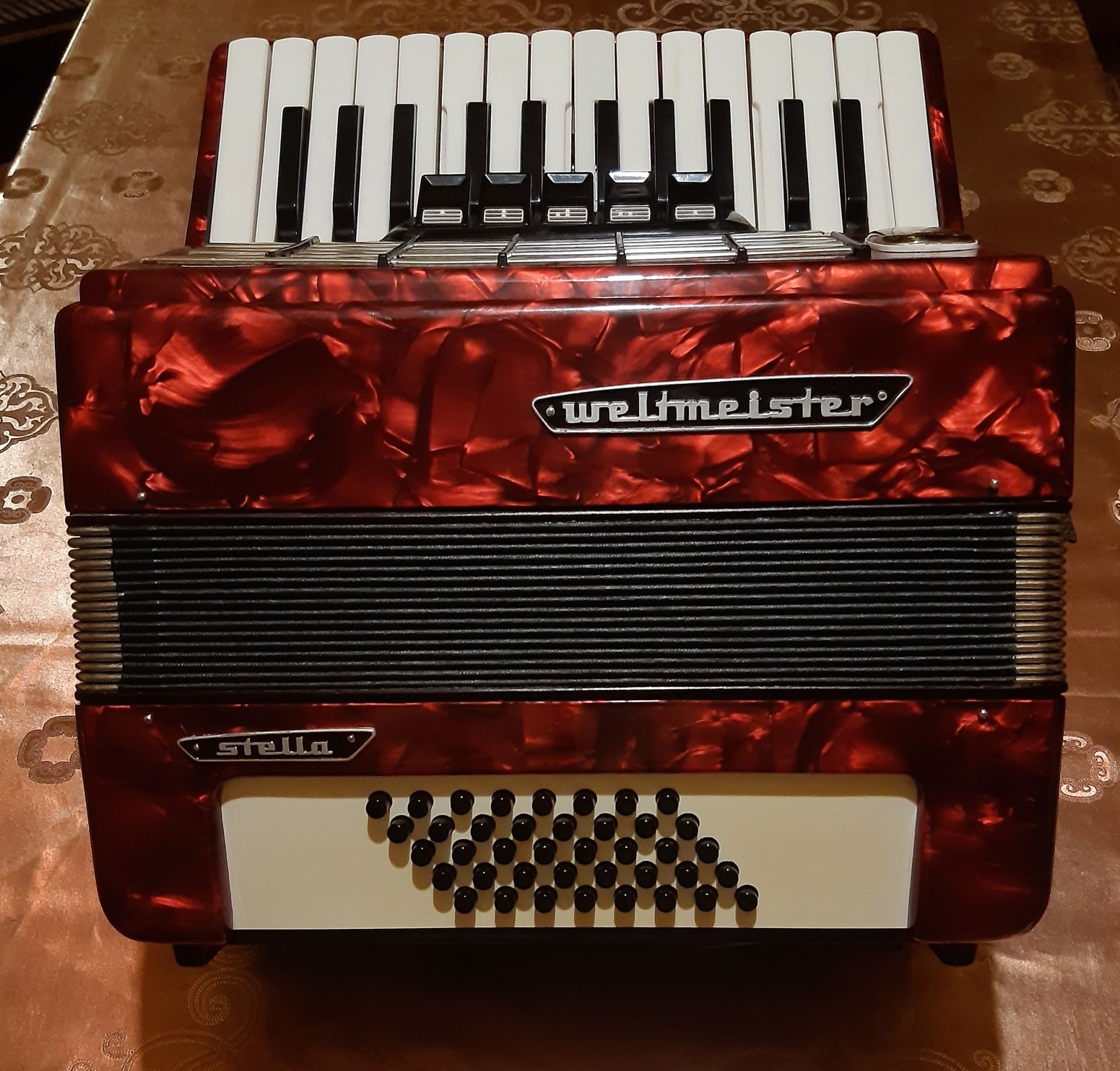 Vând acordeon Weltmeister Stella