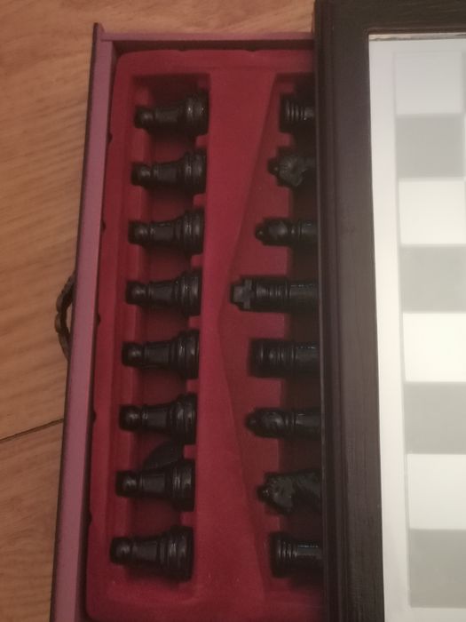 Стъклен шах в луксозна дървена кутия