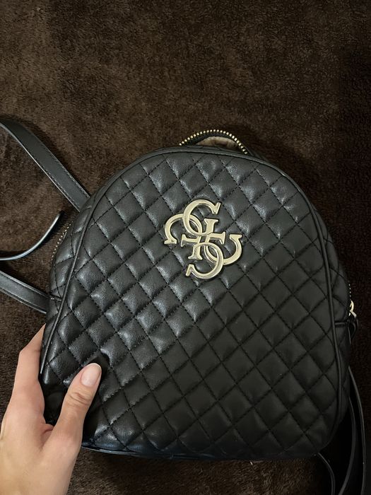 Черна чанта на Guess