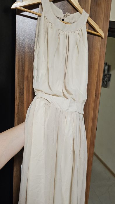 Официална рокля в светло бежово с полу гол гръб