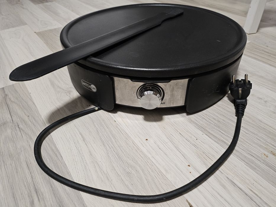 Aparat de clatite cu spatula intins si rasucit clatita