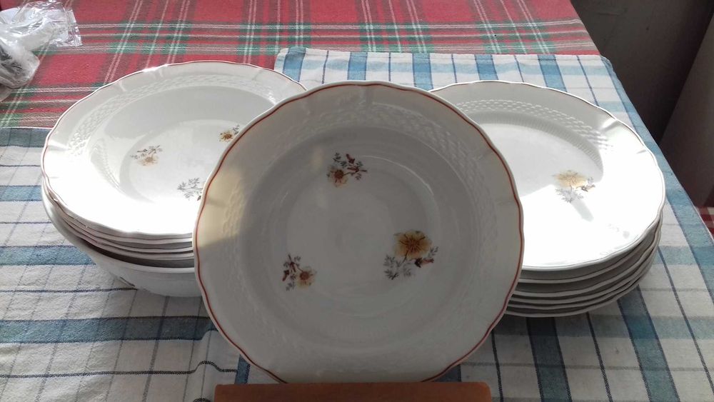 порцеланов сервиз за хранене