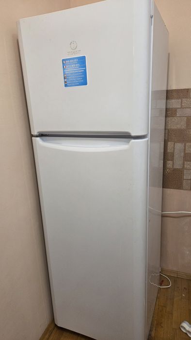 Продавам изгодно много запазен Хладилник Индезит супер цена