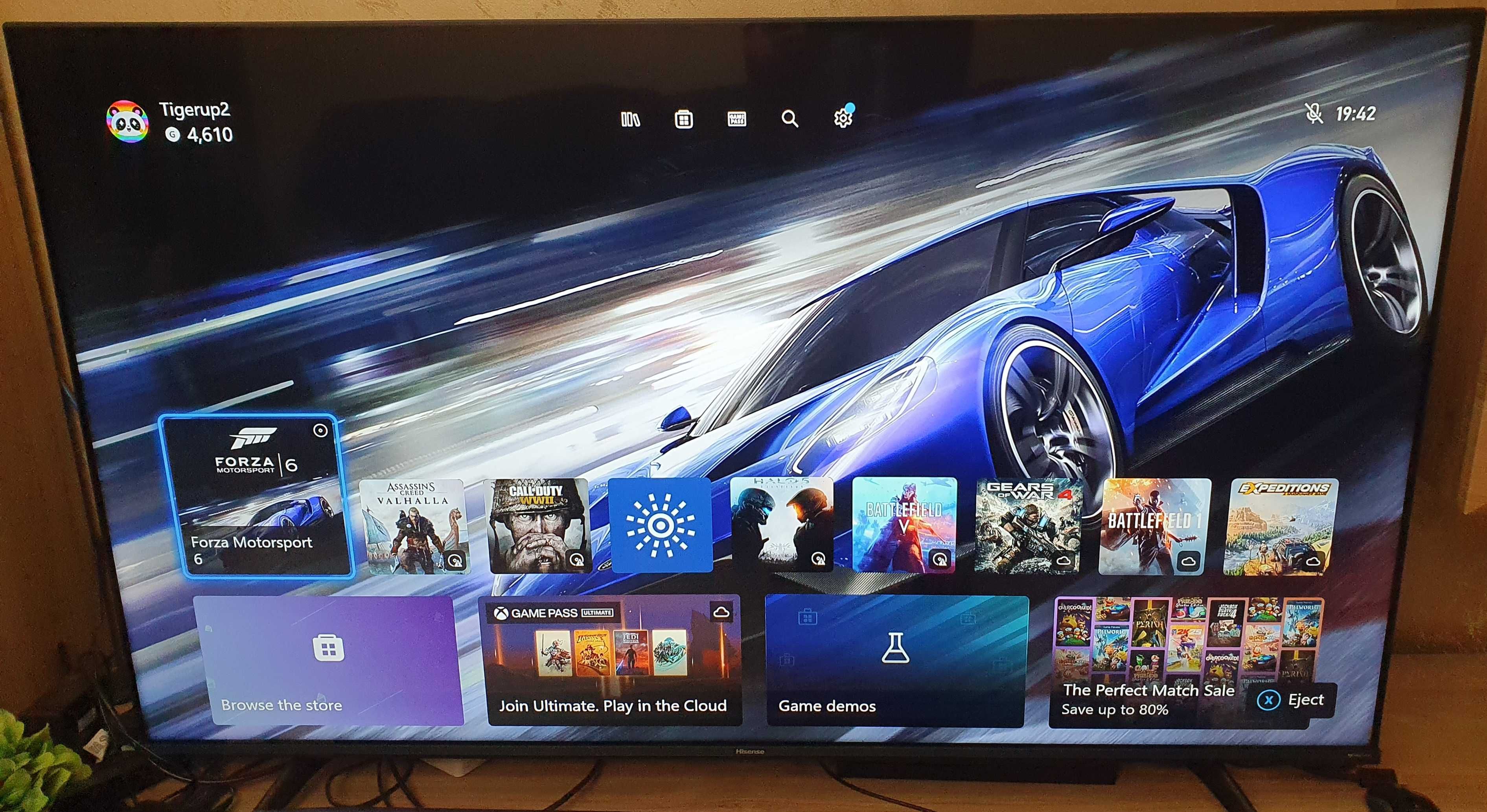 Xbox One X 1TB 4K  с един контролер и 18 игри