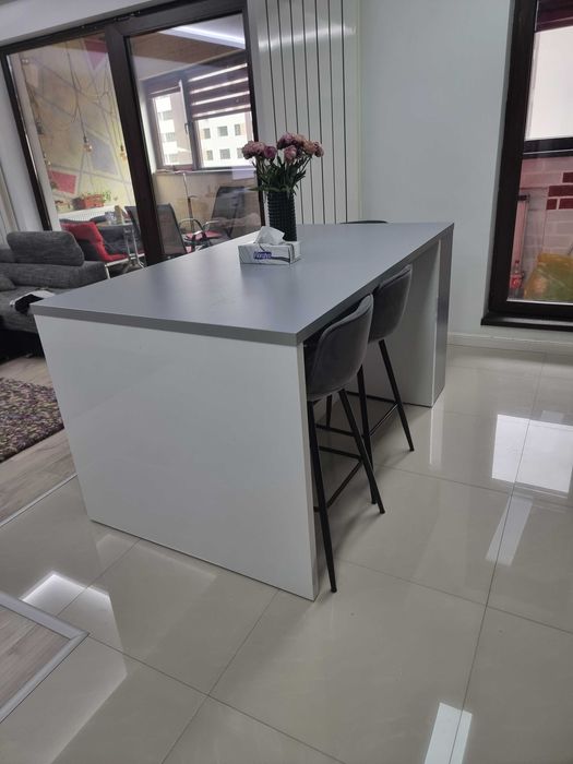 Insula de bucatarie/living