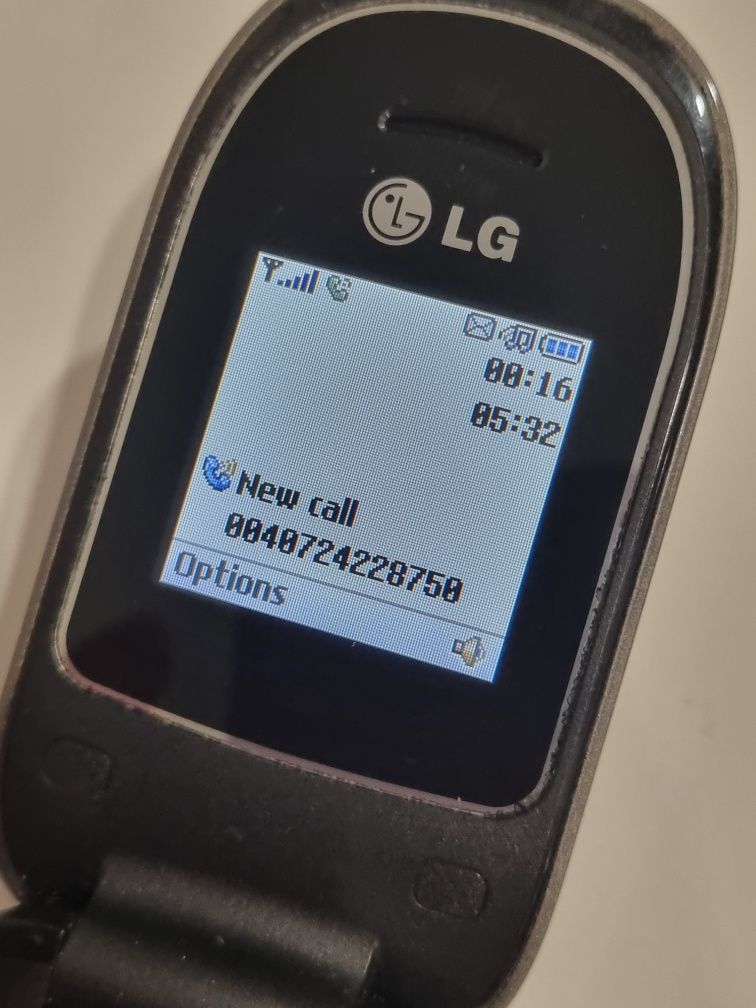 Vand  telefon cu clapeta Lg perfect funcțional