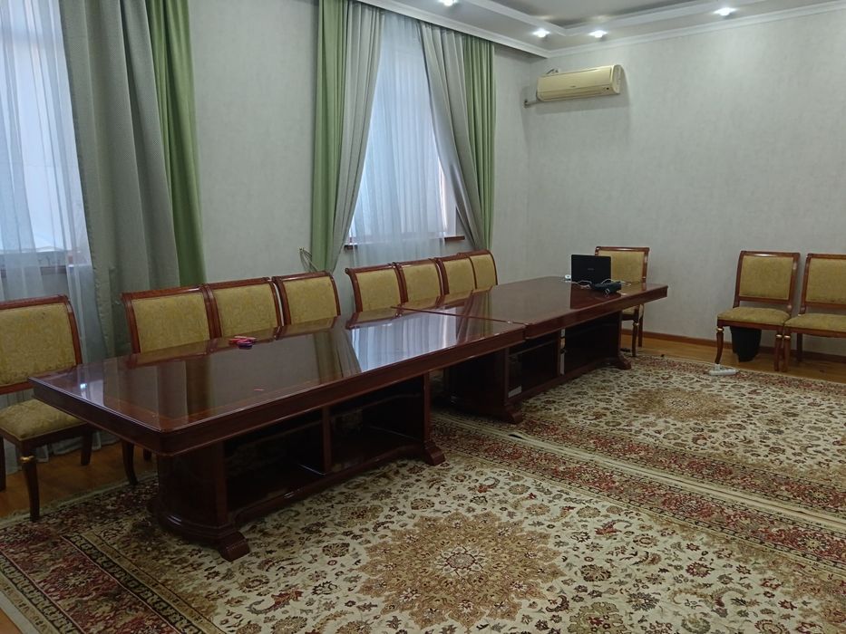 Продаётся 2 стола по 2,2м и 11 стульев из чистого дерева, Б/у