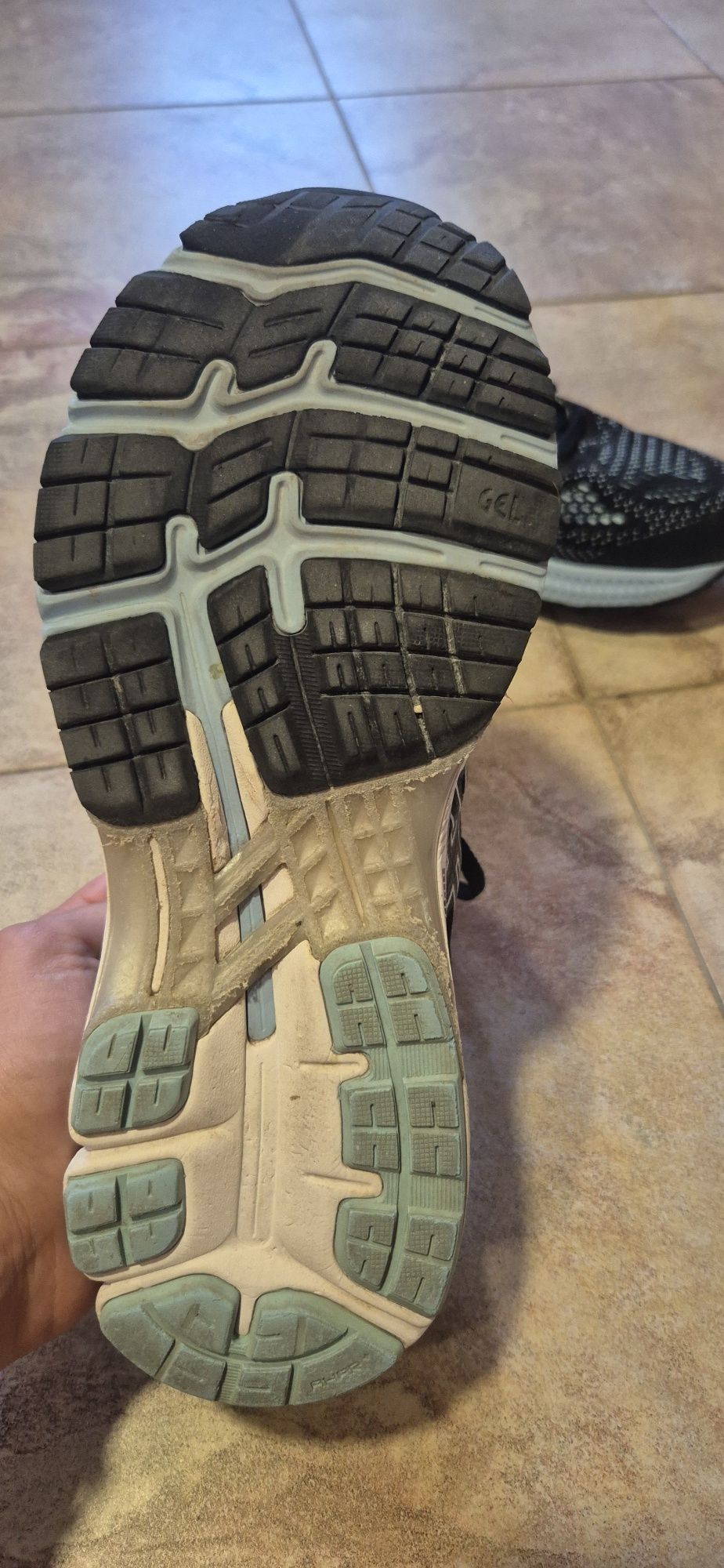 Маратонки under armour и asics