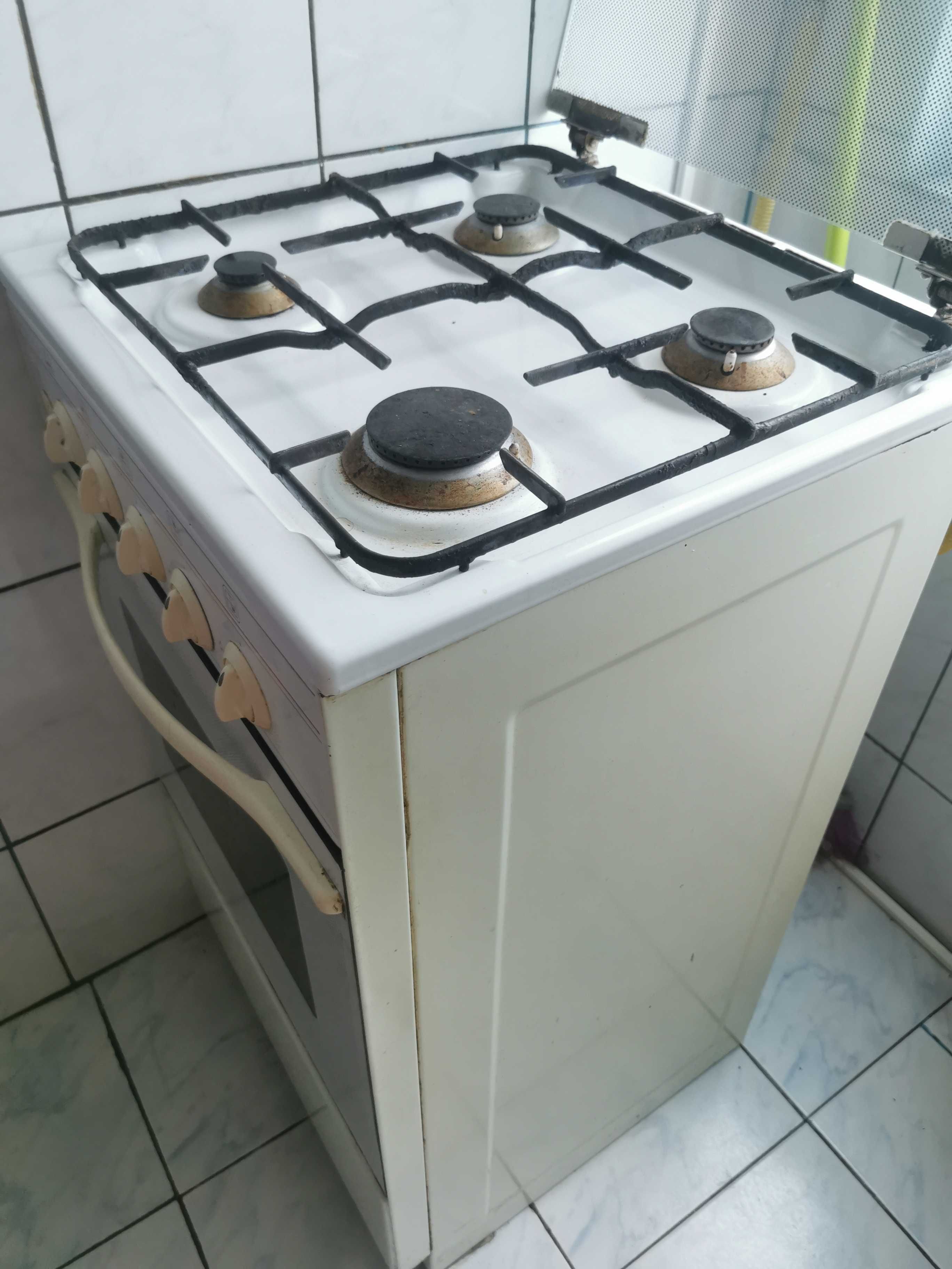 Vând aragaz cu 4 ochiuri
