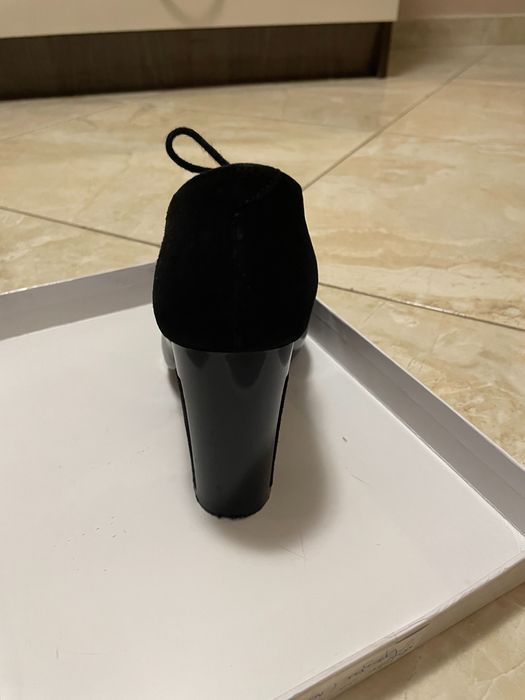 Обувки на ток с връзки