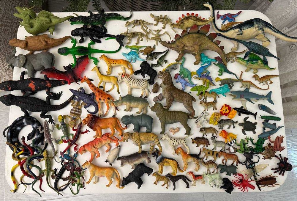 Лот фирменных игрушек животные и динозавры