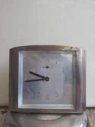 Ceas desteptator mecanic Jnsa , fabricat in fosta Yugoslavia .