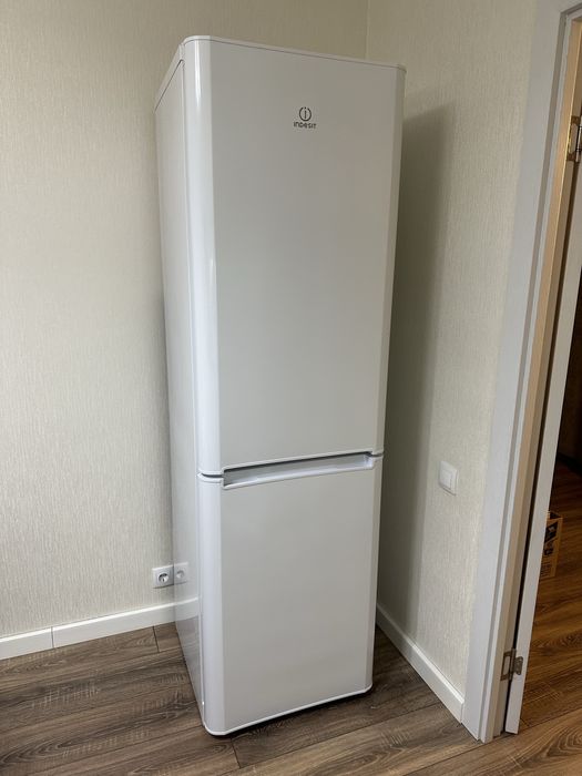 Продам холодильник Indesit