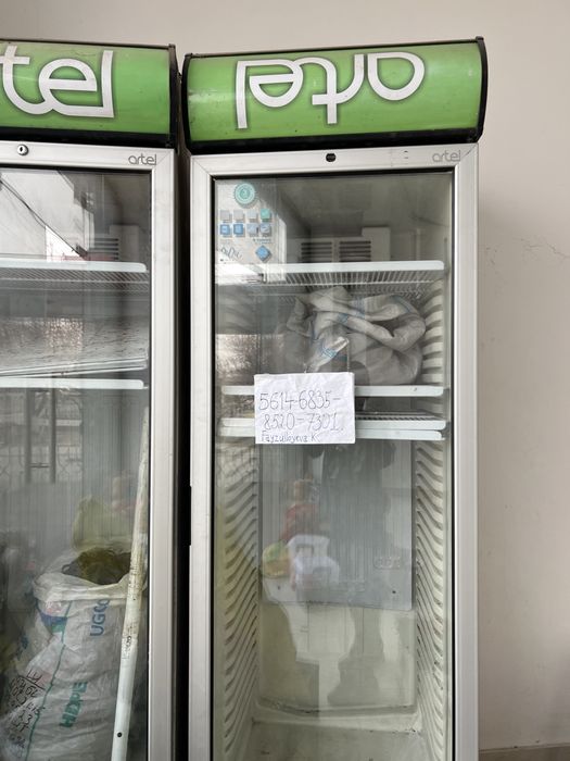 Artel vitrina haladelnik