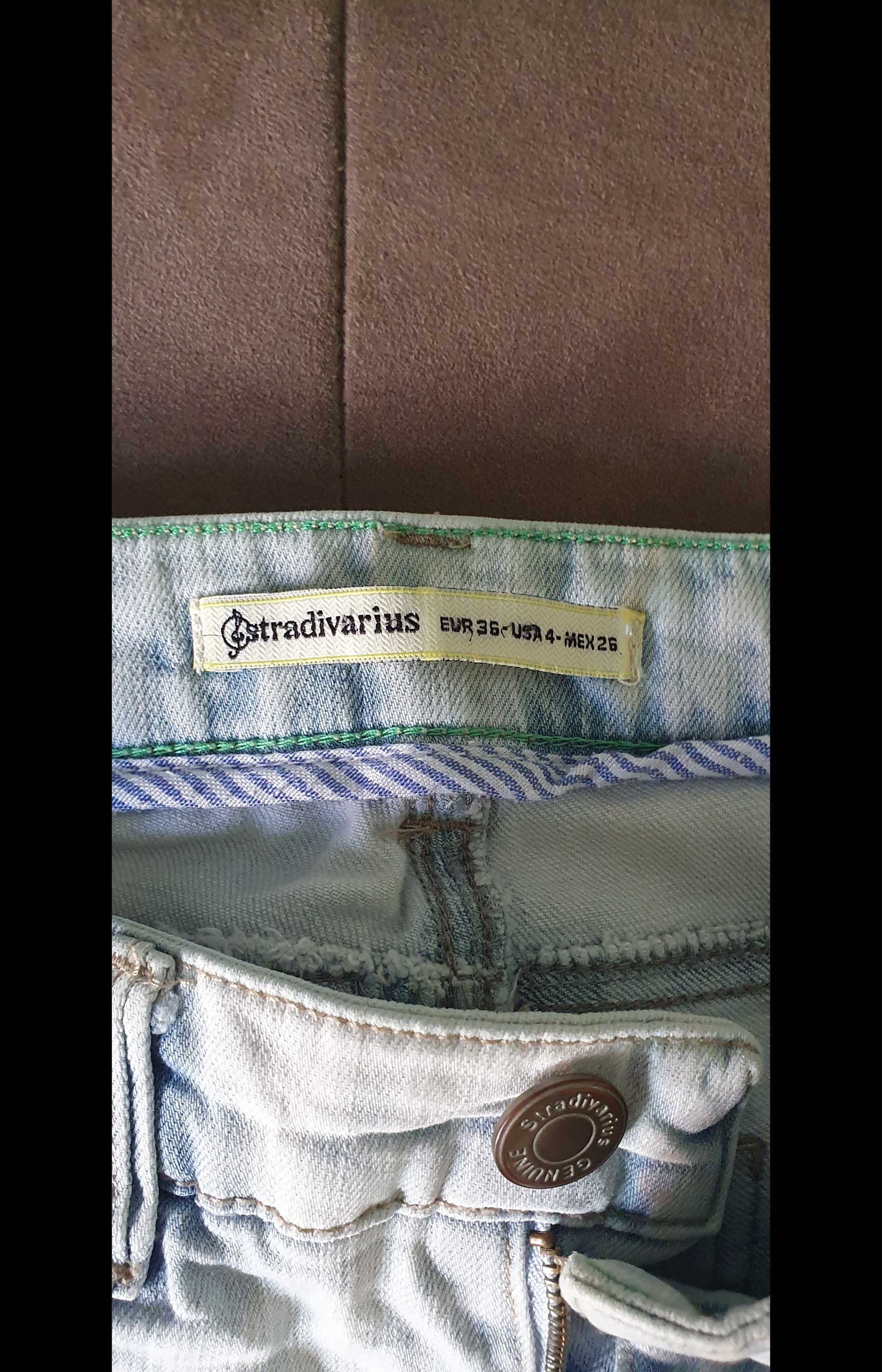 Jeans drepti, cu taieturi