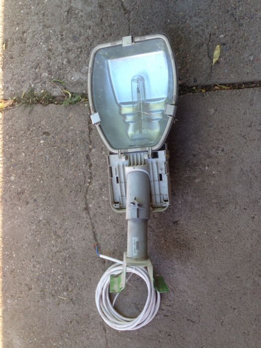 Neon sau lampa stradală