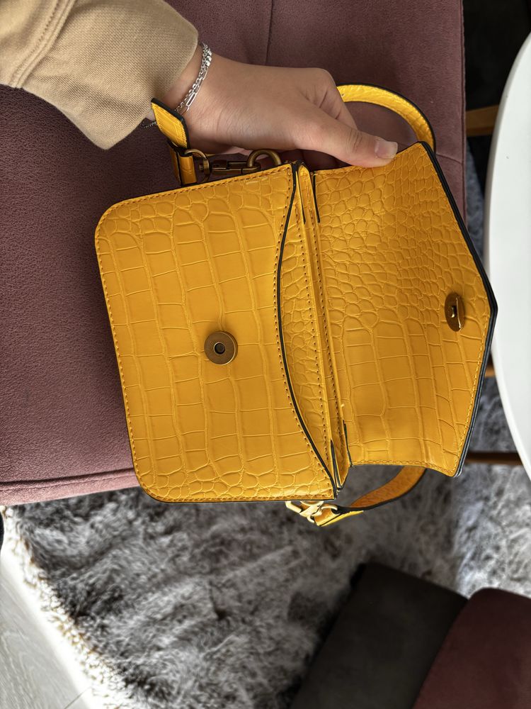 Guess Дамска чанта Retour (CC) HWCC86 64200 Жълт