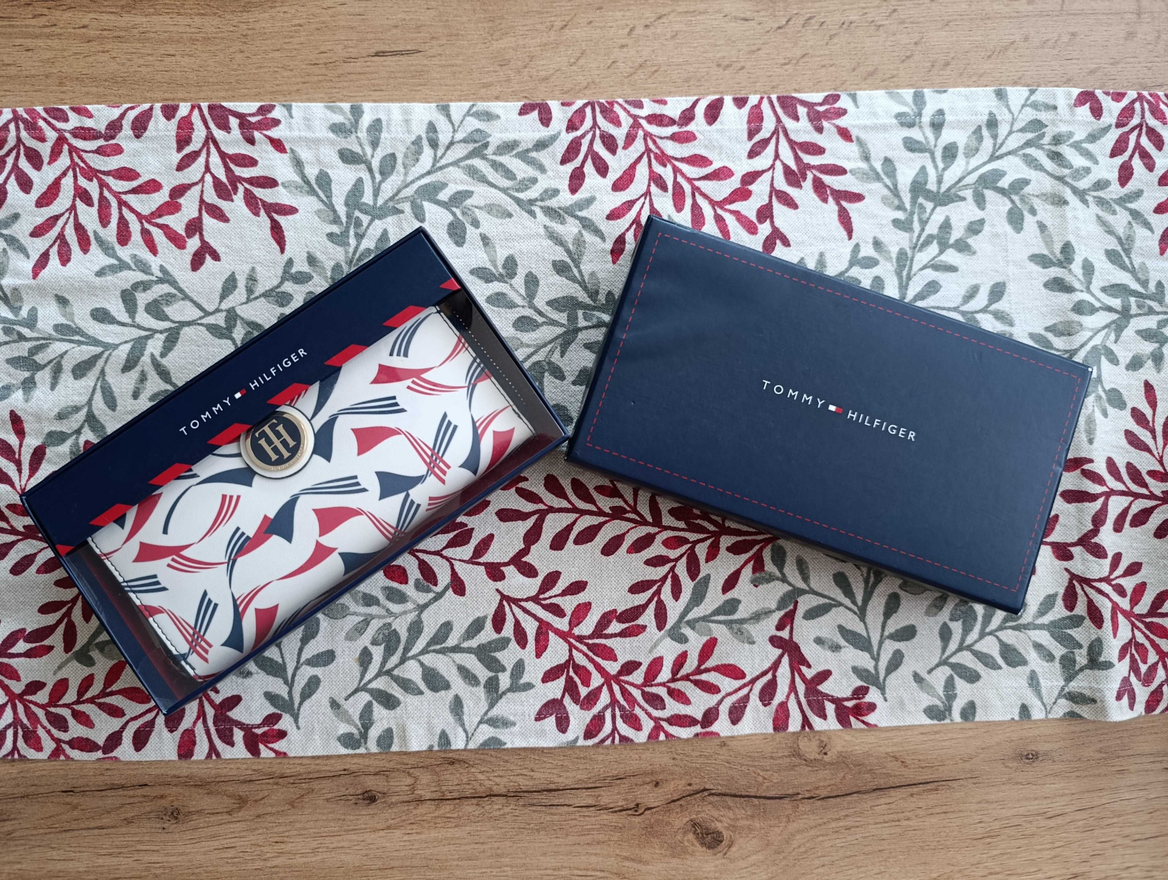 Дамско портмоне Tommy Hilfiger Mara White Printed Zip Around Wallet
