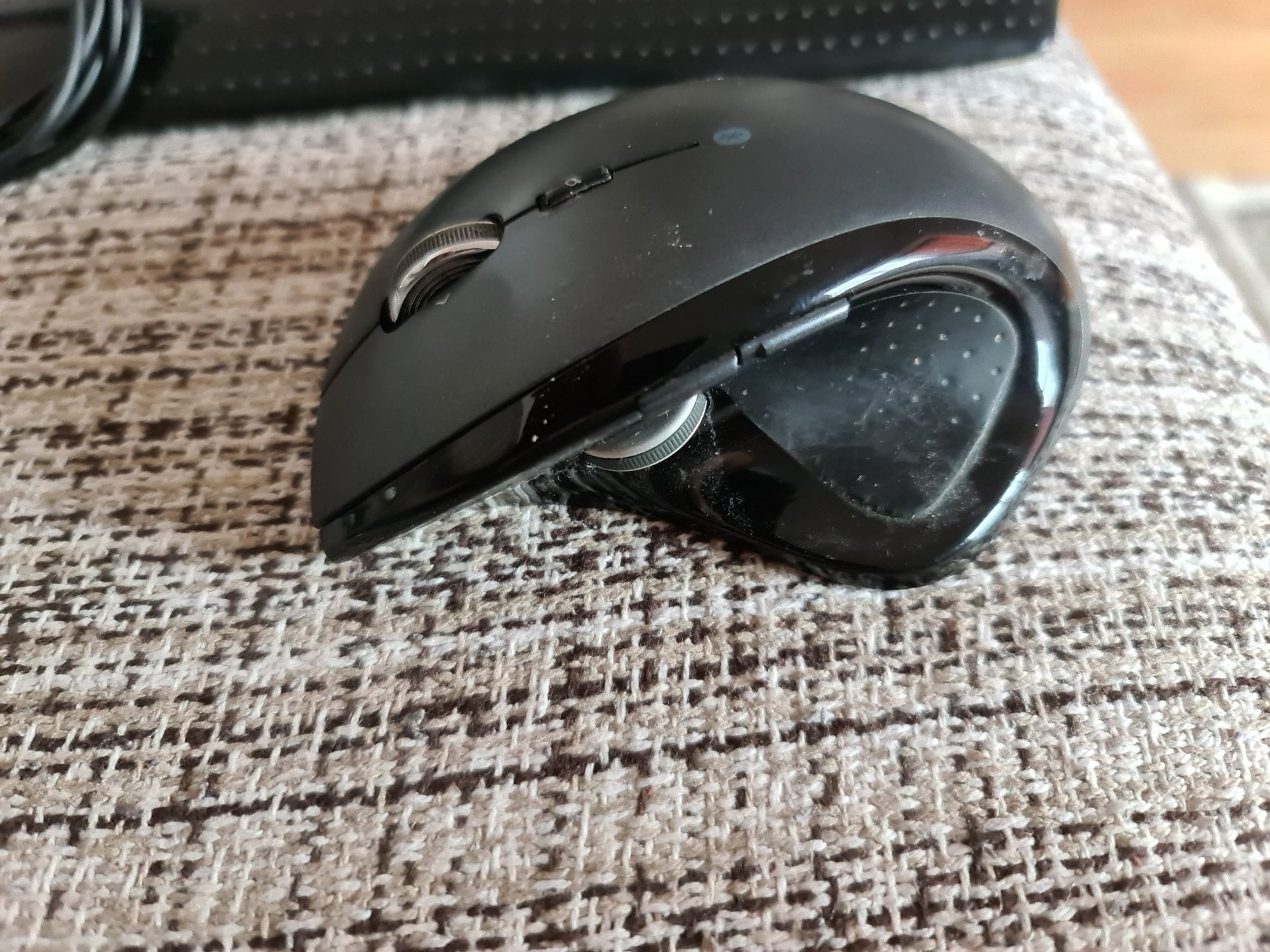Se vinde tastatura și mas cum se vede în poză.
