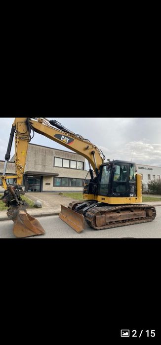 Escavator de închiriat.