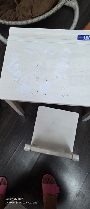 Vând biroude copii, din lemn masiv și scaun, ambele de la Ikea