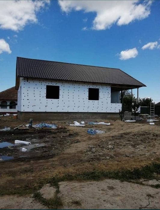 Vând casă pe structură metalică